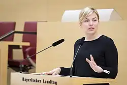 Katharina Schulze am Redepult im Plenum des Bayerischen Landtags. Foto: Andreas Gregor