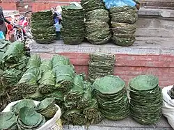 Einwegteller aus Blättern (Kathmandu, links) Brotteller aus Holz (rechts)