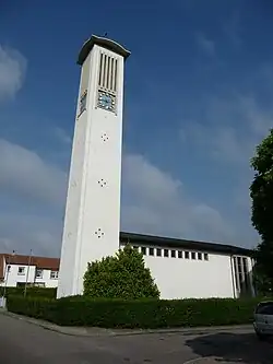 Blick von der Hainbachstraße auf das Kirchengebäude