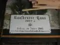 Plakette über dem Eingang des Kaufbeurer Hauses