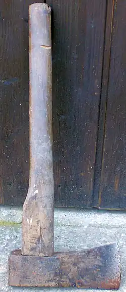 Ein untypischer Kaukamm, die Öse sowie die Nagelkerben fehlen, die ursprünglich vorhandene Nummer wurde abgeschliffen