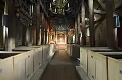 Mittelschiff und Seitenschiffe, …