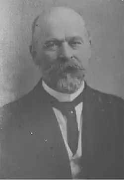 Gesicht von vorn ab Brustkorb bzw. Schulterblatt in schwarzweiß.