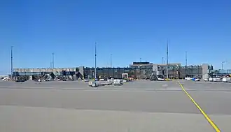 Terminal von der Piste gesehen