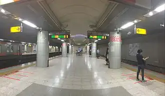 Bahnsteige der Keiyō-Linie im Bahnhof Tokio