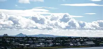 Keilir hinter Häusern der Stadt Reykjavík