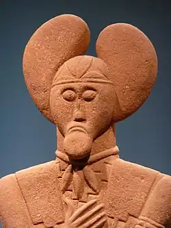 Keltenfürst vom Glauberg mit drei lanzettförmigen Blättern am Halsband wie über Flechtwerk Tympanon