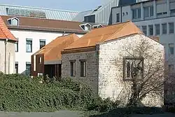 Die Jakob-Kemenate, ganz links die Jakobskirche