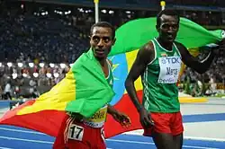 Kenenisa Bekele und der viertplatzierte Imane Merga (rechts) auf einer&nbsp;Ehrenrunde