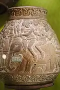 Antiker Terrakotta-Krug mit Reliefdarstellung, 1. Jahrhundert vor Christus