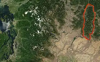 Satellitenbild der NASA des nördlichen zentralen Washington und des südlichen British Columbia mit der Kettle River Range (rote Umrandung) (Photo: MODIS Jacques Descloitres, 2001)