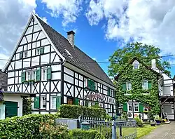 Keusenhof 30 und 28 mit Pumpe