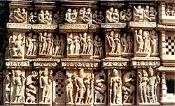 Südmauer des Parshvanatha Temple Jain complex, Khajuraho, enthält sowohl Hindu- als auch Jainismus-Motive
