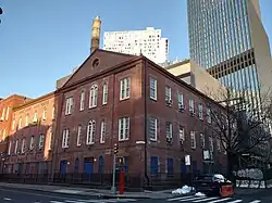 Grundschulgebäude Nr.&nbsp;15, rechts das neue Schulgebäude und dahinter 505 State Street