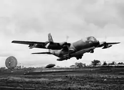 Absetzen von Fracht im Tiefflug, welche durch einen Bremsschirm aus dem Laderaum gezogen wird (LAPES)