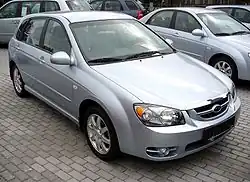 Kia Cerato Steilheck (2005–2006); erkennbar am einstrebigen Kühlergrill