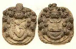 Wappensteine von Beate von Kampe (links) und Justus von Kiepe (rechts)