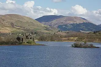 Blick von Loch Awe zum rechts erkennbaren breiten Rücken des Beinn Eunaich, im Vordergrund links Kilchurn Castle