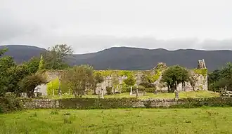 Ruinen des Augustinerklosters St.&nbsp;Mary de Bello Loco vor der Südseite des Sliabh Mis