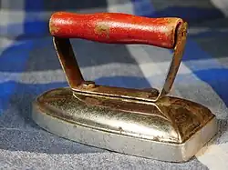 Spielversion für Kinder eines Elektrobügeleisens der 1930er Jahre