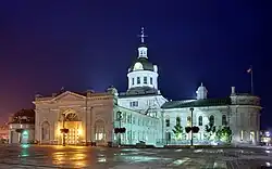 Nächtlich beleuchtetes Rathaus von Kingston