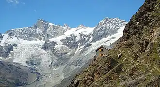 Kinhütte, mit Zinalrothorn und Schalihorn im Hintergrund