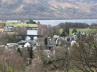 Kinloch Rannoch mit dem Fluss River Tummel und Loch Rannoch im Hintergrund