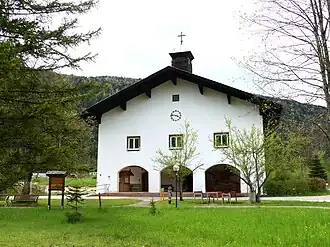 Insula-Kirche: links Seitenansicht, rechts Frontansicht