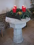 Taufstein mit Adventskranz