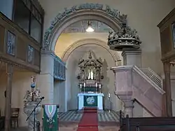 Taufstein, Altar und Kanzel