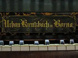 Urban-Kreutzbach-Firmenschild am Orgel-Spieltisch