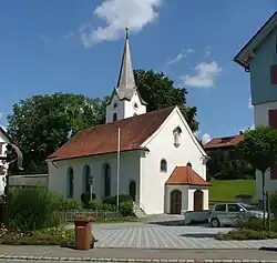 Kirche, bestehend aus einschiffigem Langhaus und Turm mit pyramidenförmiger Turmhelm mit quadratischem Grundriss