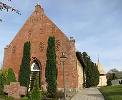 Kirche in Bargum mit dem für Nordfriesland typischen hölzernen Glockenstapel abseits der Kirche