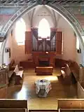 Blick auf Taufstein/Abendmahlstisch und Orgel