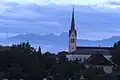 Kirche Heilige Dreifaltigkeit – im Hintergrund der Wendelstein