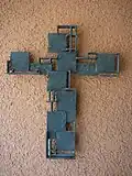 Kreuz von Paul Stöckli an der Fassade von 1973