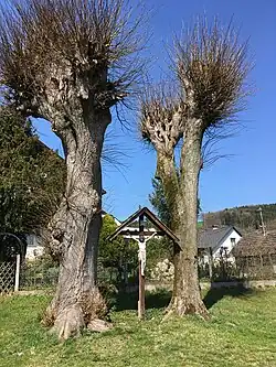 Holzkreuz an der Stelle des einstigen Kirchturms