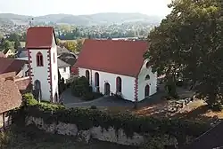 Glocken- und Torturm neben der frühgotischen Wehrkirche in Wersau im Odenwald