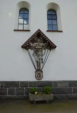Kreuz an der Nordseite der Kirche St. Josef