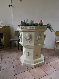 Oktogonaler Taufstein