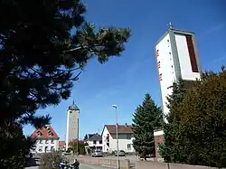 Wasserturm und katholische Kirche