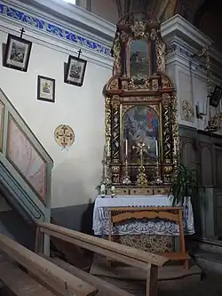 Linker Seitenaltar aus dem Jahre 1690 mit Antonius von Padua und im Giebel St. Georg. Das Gesims oben im Bild mit gemalten Fries zieht sich vom Chor über das ganze Schiff.