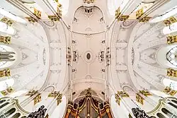 Vierung mit Obergaden, rechts und links Quer­haus­arme, oben der Chor