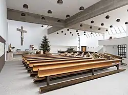 Inneres von Kirchengebäude mit Blick zum Altar