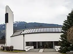 Blick zu Kirche mit Eingängen
