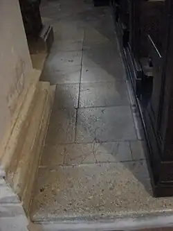 Bodenplatten vor Seitenaltar