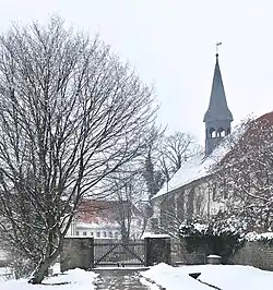 Zugang vom Parkplatz zum Kloster Wülfinghausen
