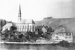 Die Kleinziegenfelder Kirche und das 1907 errichtete Schulhaus von Kleinziegenfeld