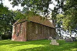 Die Kirche von Oostum mit alten Grabsteinen, Foto Johanna Varner