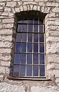 Kirchenfenster mit Bruchstein-Mauerwerk